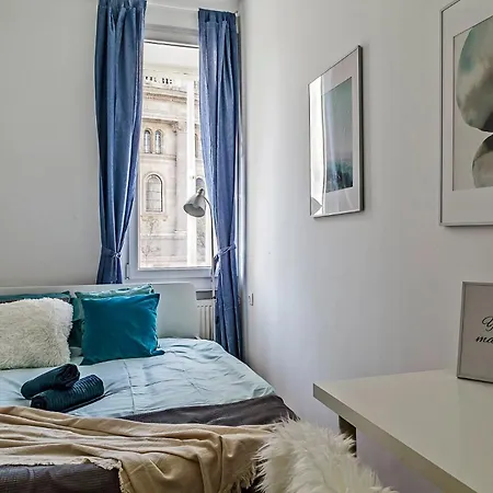 Cozy 4 Bedroom Overlooking The Basilica Apartment *